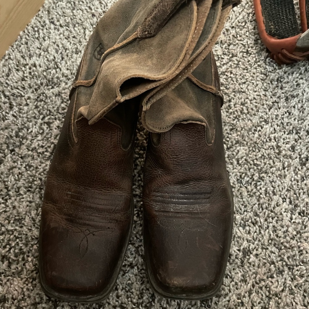 Kids Ariat Rambler boots. Size 4